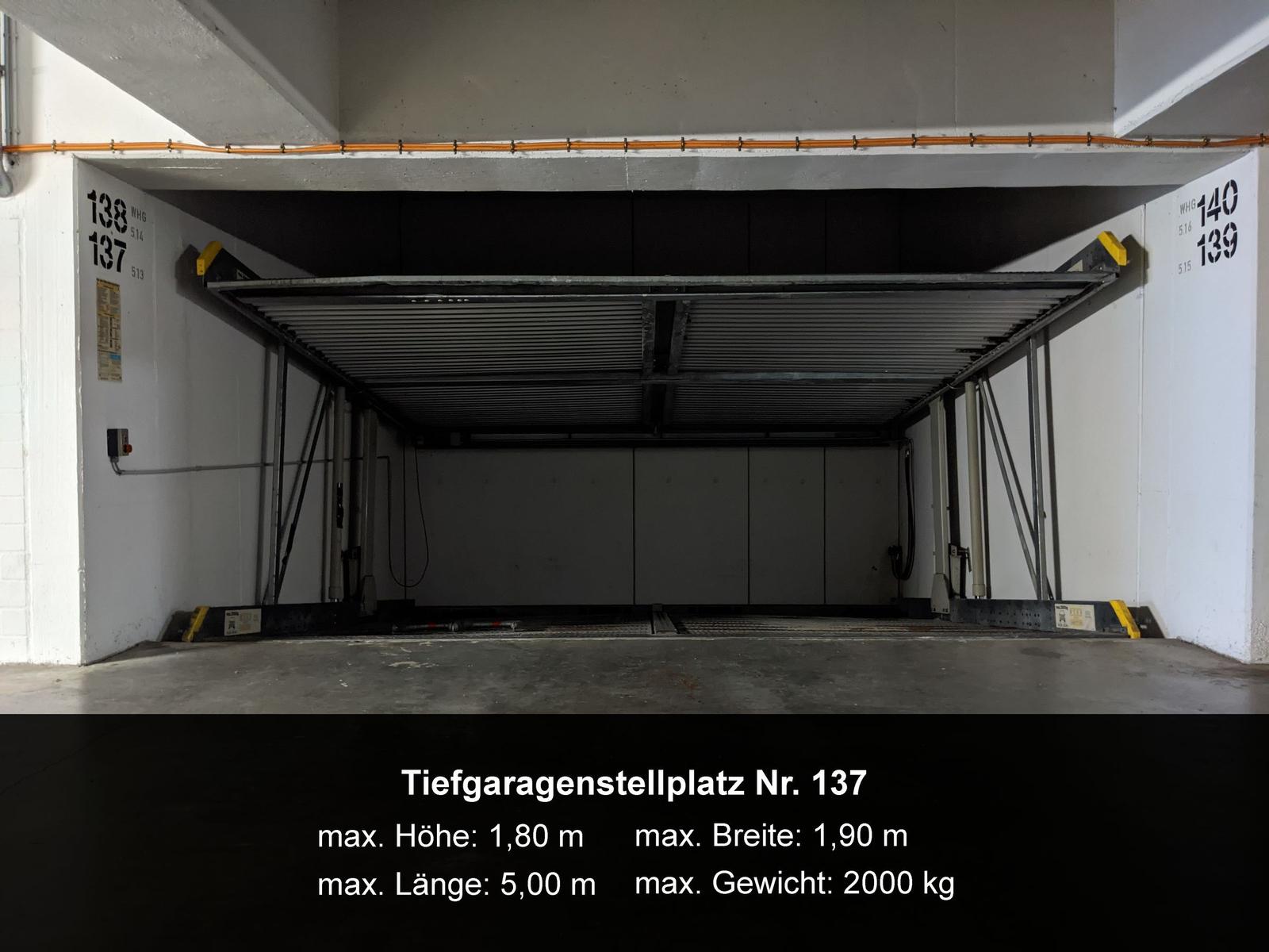 Wohnung mit Schlafzimmer, Badezimmer, Küche und Balkon mit Sitzgelegenheiten.