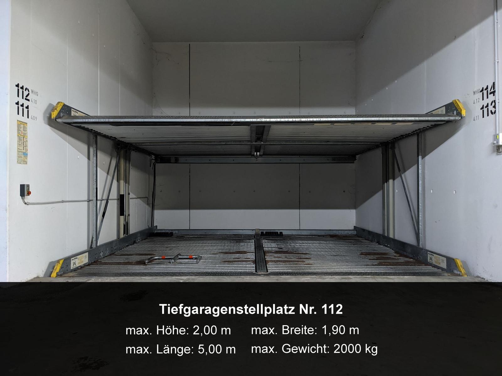 Wohnung mit zwei Schlafzimmern, Küche, Bad und Balkon mit Sitzgelegenheit.