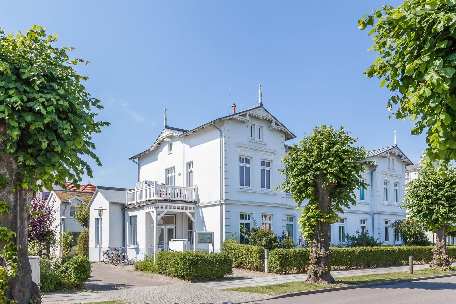 Wohnung mit Schlafzimmer, Bad, Küche und Wohnbereich mit Balkon.