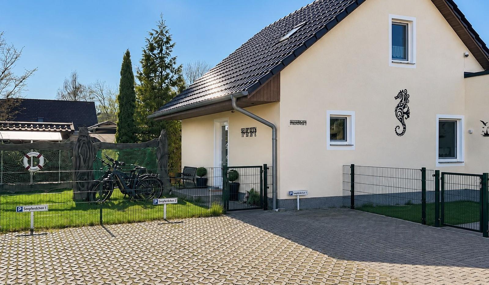 Wohnung mit Schlafzimmer, Küche, Wohnbereich und Bad. Terrasse mit Tisch und Stühlen.