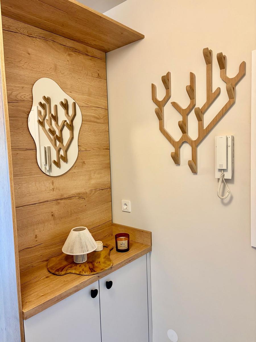 Apartment with balcony, kitchen, bedroom and bathroom. Distance 70cm for sleeping.