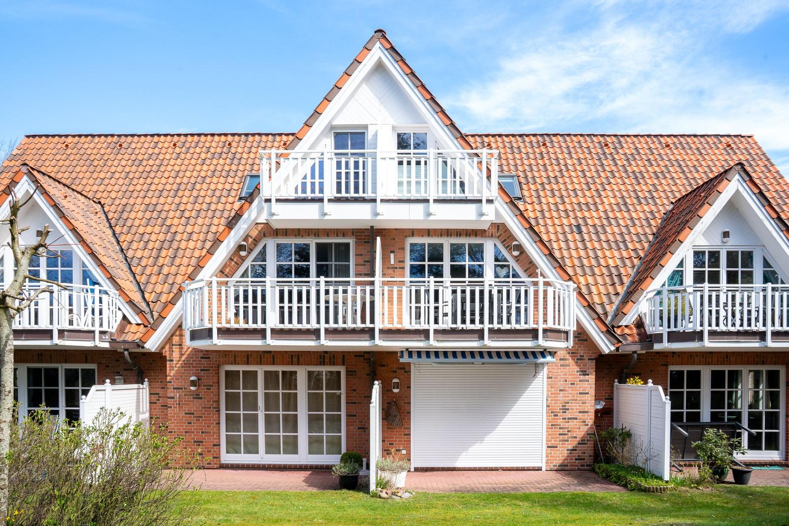 Wohnung mit Küche, Bad, Wohnzimmer und Balkon. Treppenhaus und Flur sind ebenfalls vorhanden.