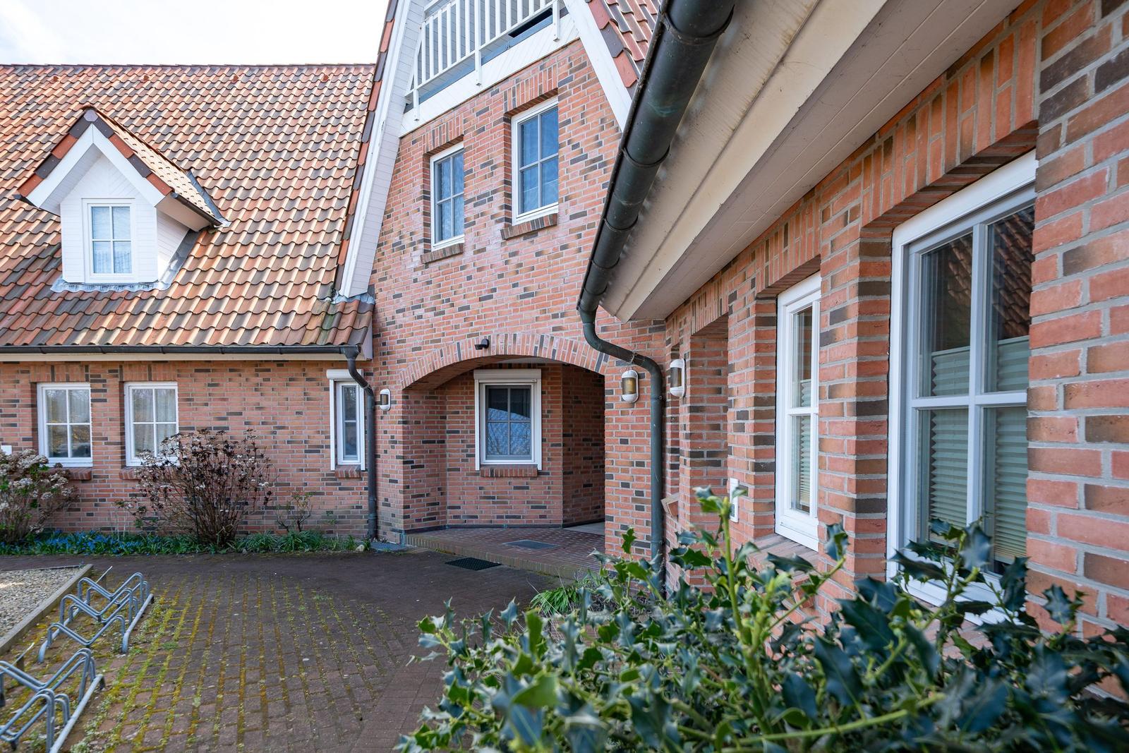 Wohnung mit Küche, Bad, Wohnzimmer, Balkon und Treppenhaus.