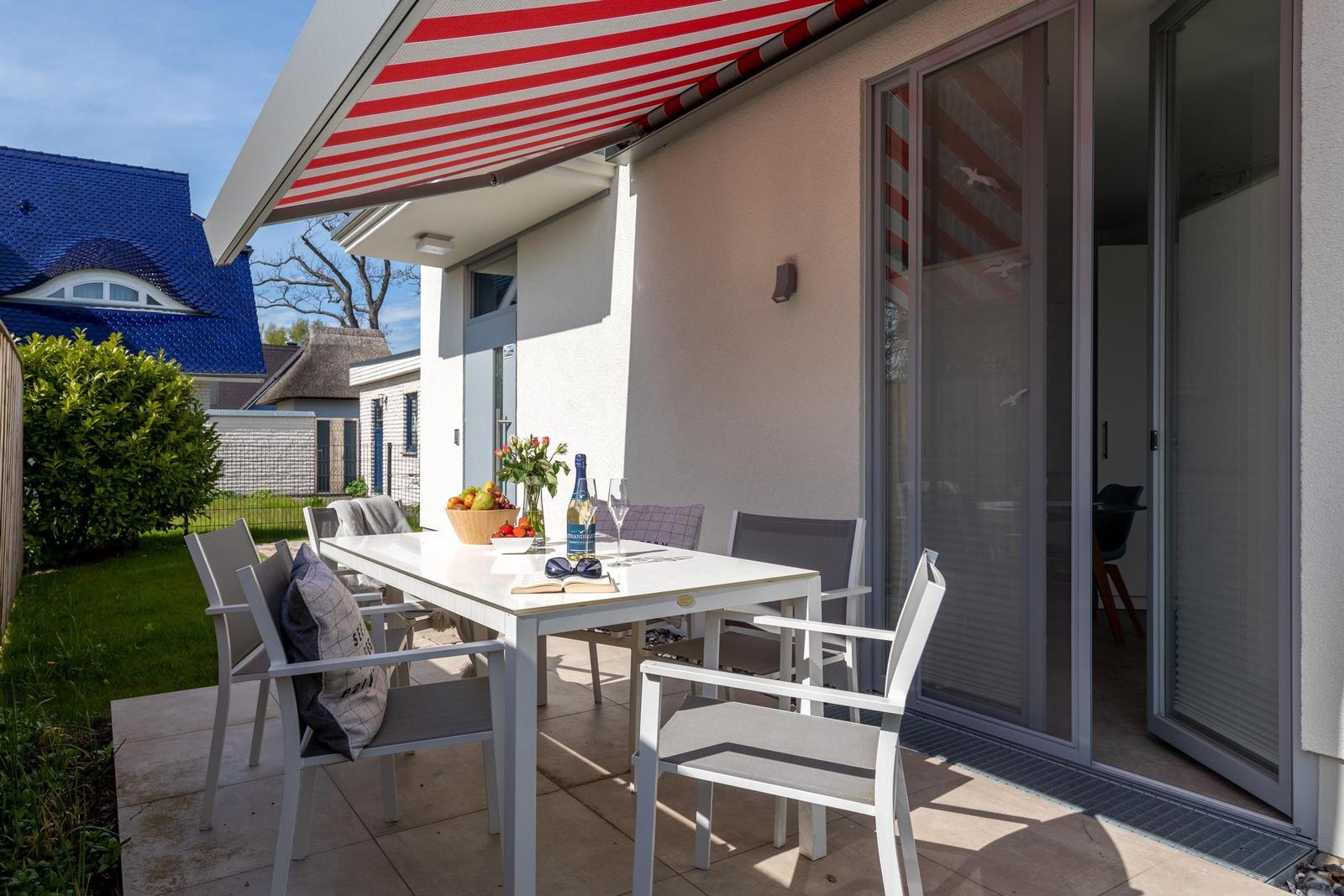 Wohnung mit Küche, Wohnzimmer, Schlafzimmer und Bad. Moderne Einrichtung und hell gefliest.