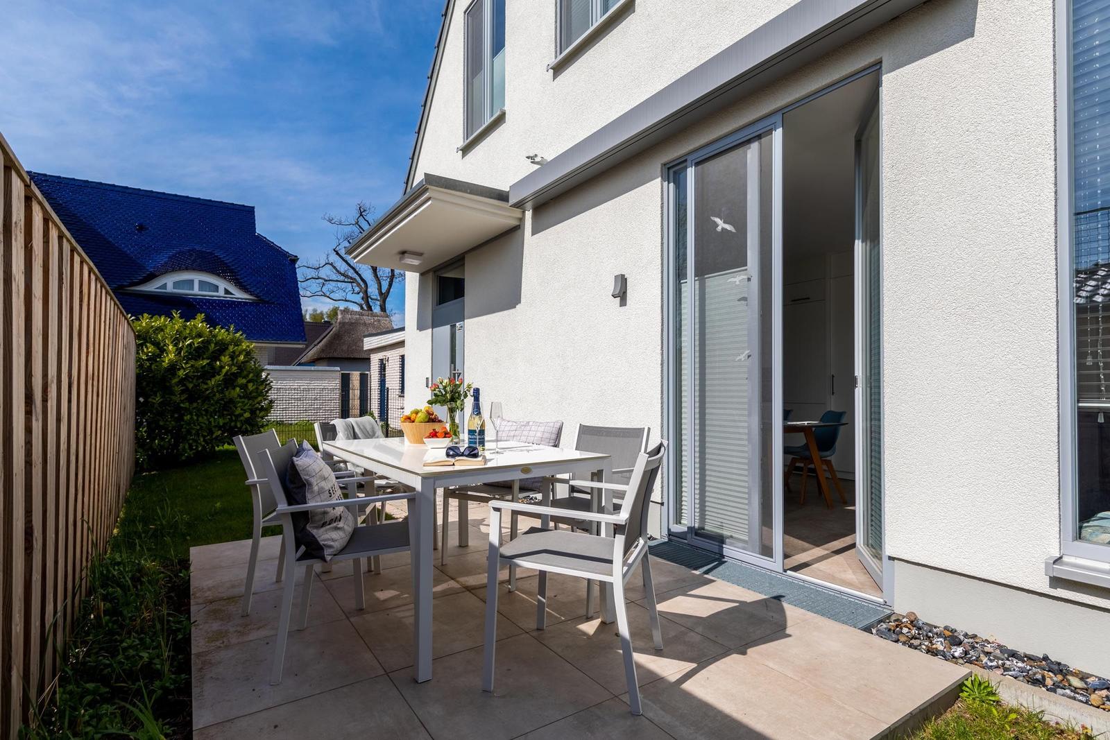 Wohnung mit Küche, Wohnzimmer, Schlafzimmer und Bad. Modern eingerichtet.