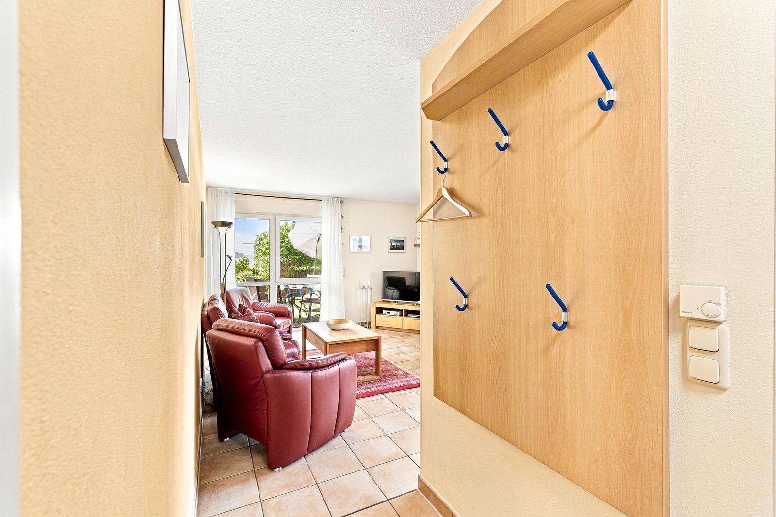 Blick vom Flur in das Wohnzimmer