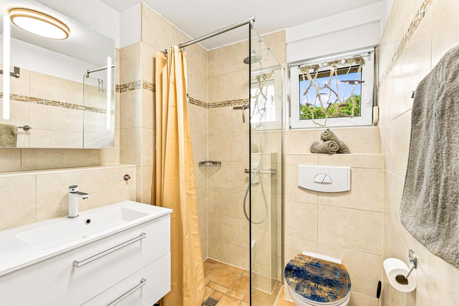 Bad mit Dusche und WC