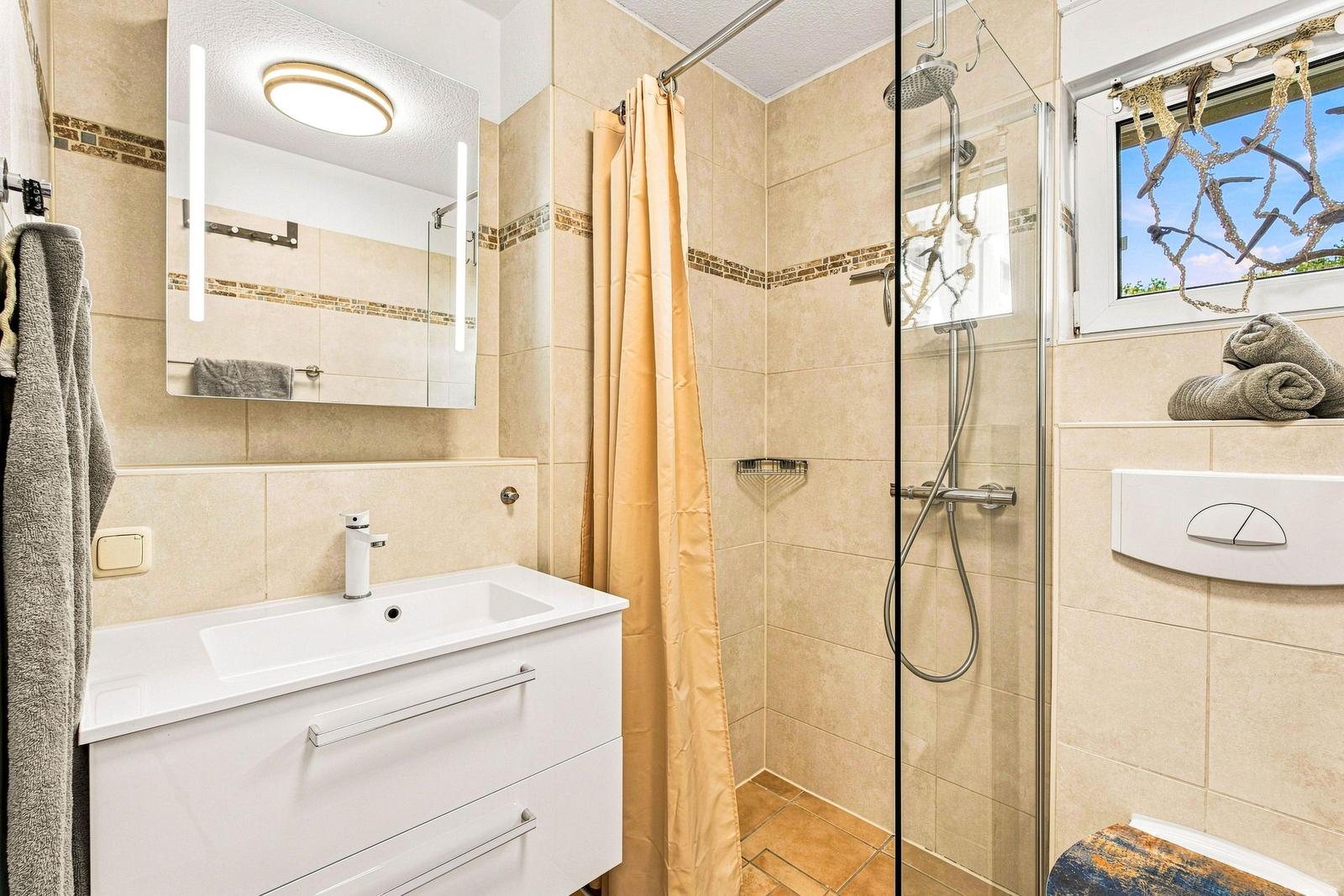 Bad mit Dusche und WC