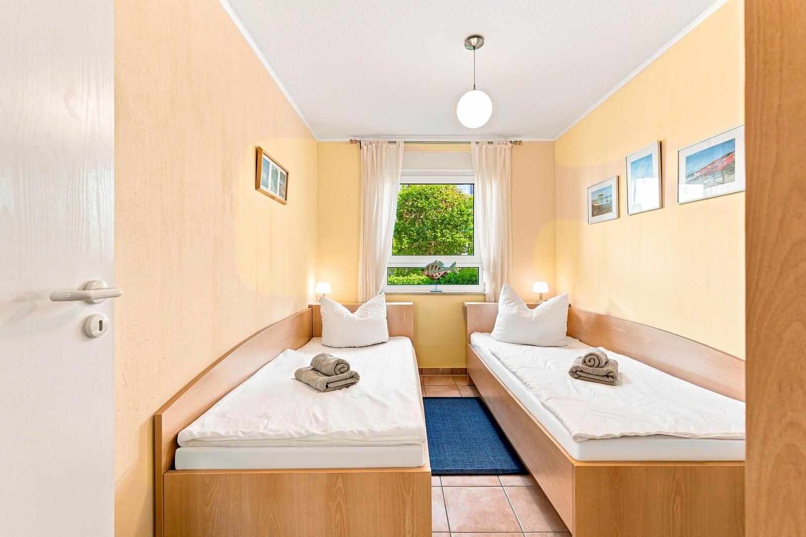 Schlafzimmer mit zwei Einzelbetten und Kleiderschrank
