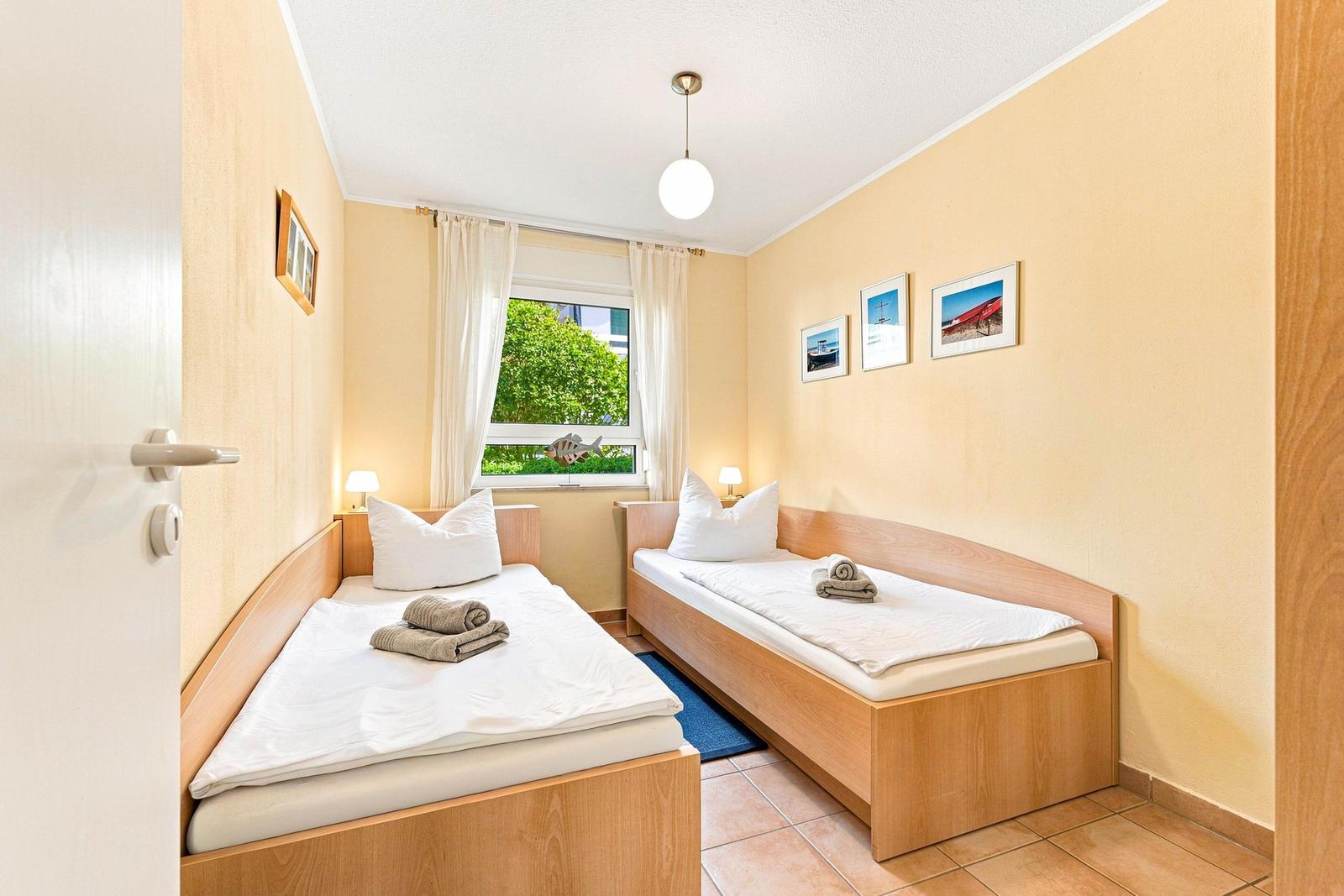 Schlafzimmer mit zwei Einzelbetten und Kleiderschrank