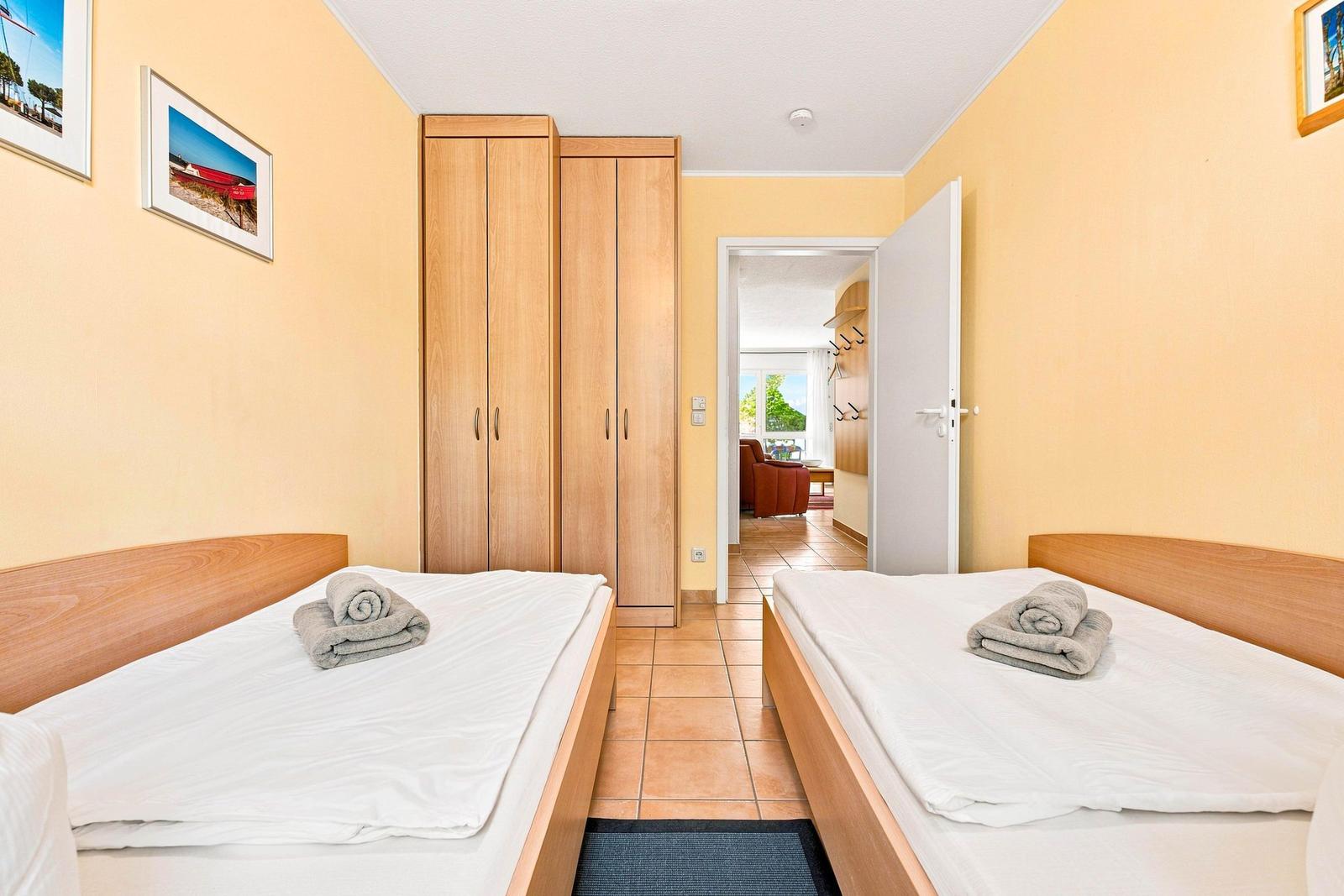 Schlafzimmer mit zwei Einzelbetten und Kleiderschrank