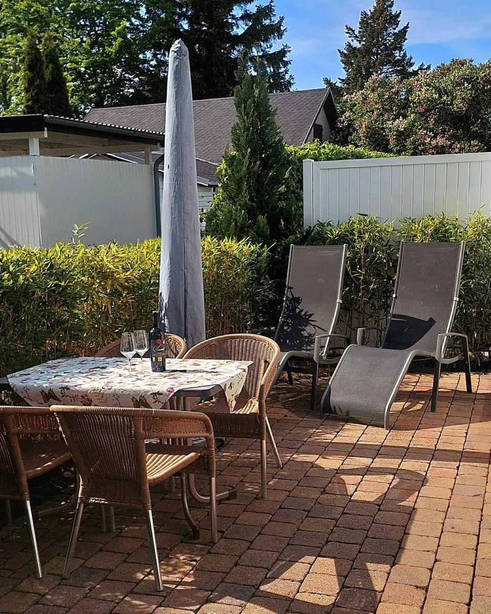 Terrasse mit Tisch und Bestuhlung