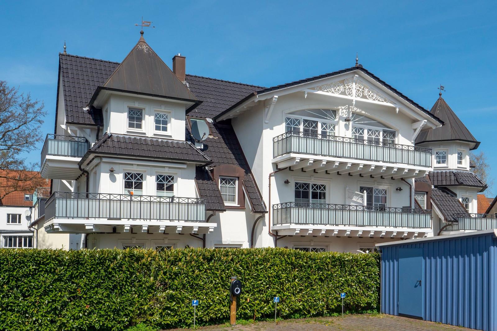 Wohnung mit Balkon, Schlafzimmer, Küche und Bad. TV und Essbereich vorhanden.