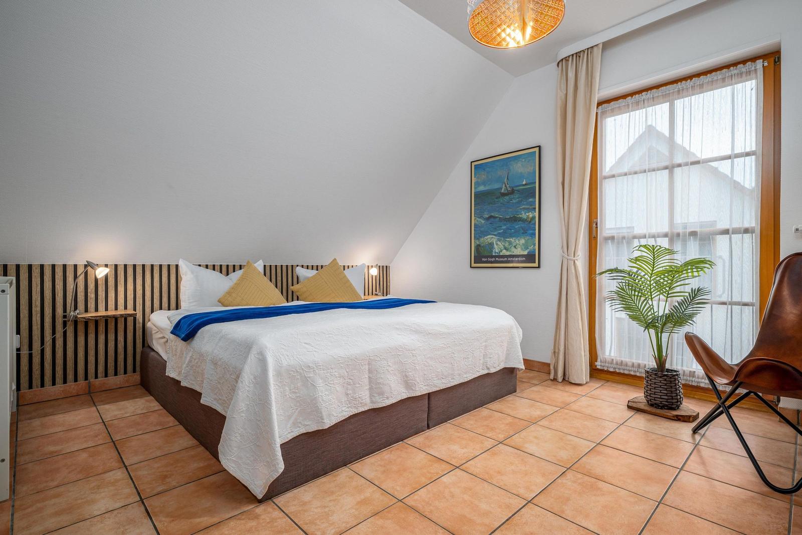 Schlafzimmer mit Doppelbett, Babybett und TV