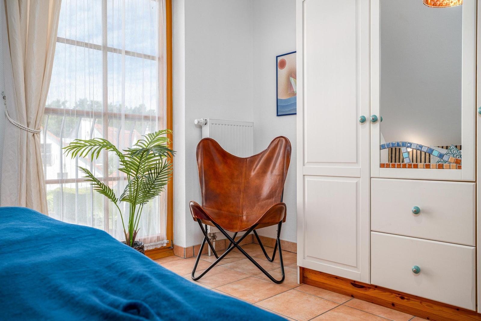 Schlafzimmer mit Doppelbett, Babybett und TV