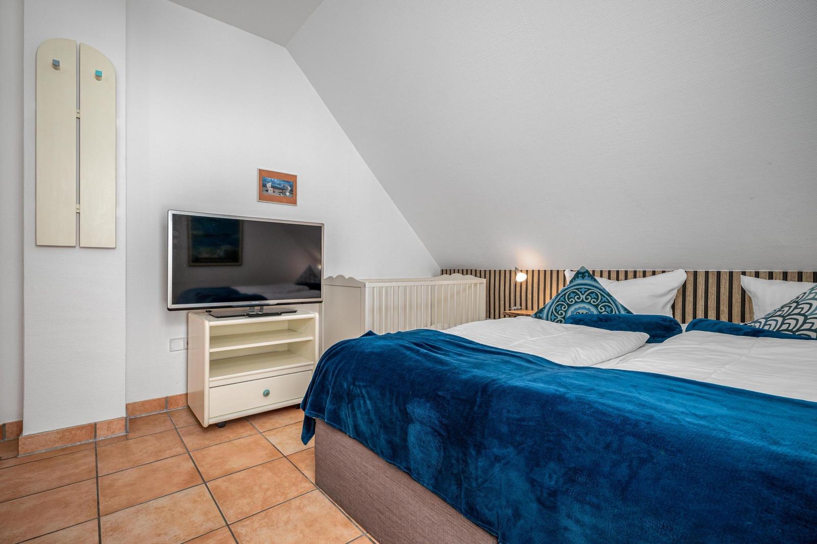 Schlafzimmer mit zwei Einzelbetten