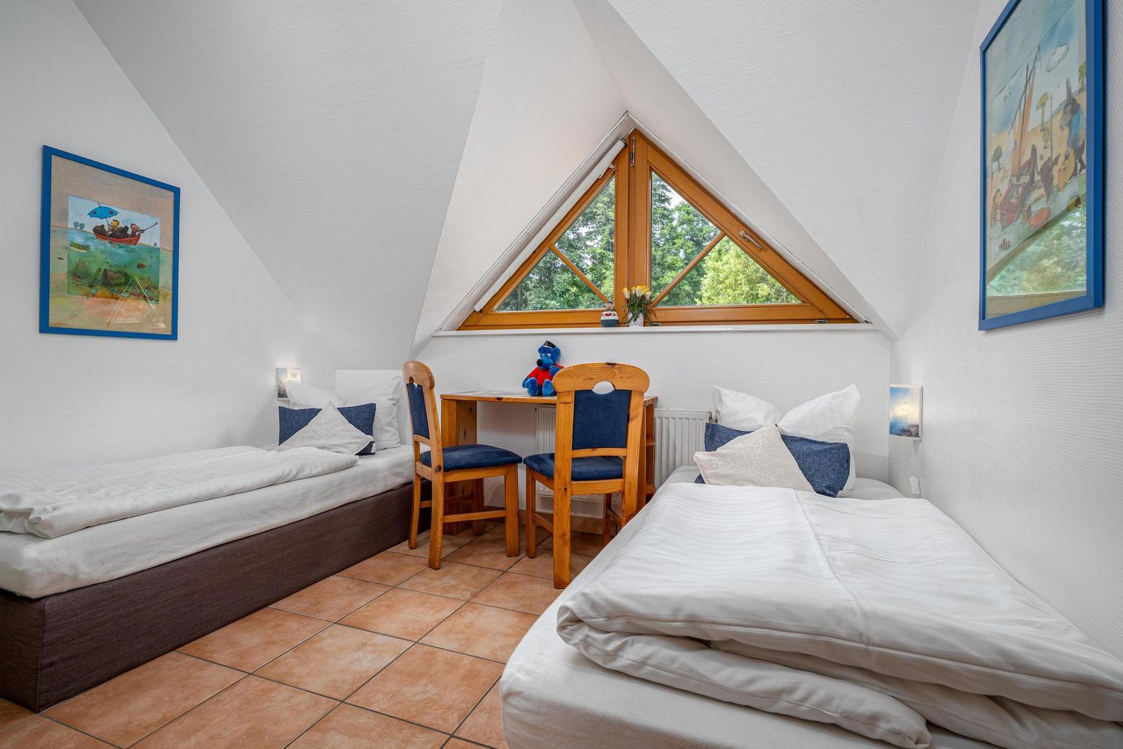 Schlafzimmer mit zwei Einzelbetten