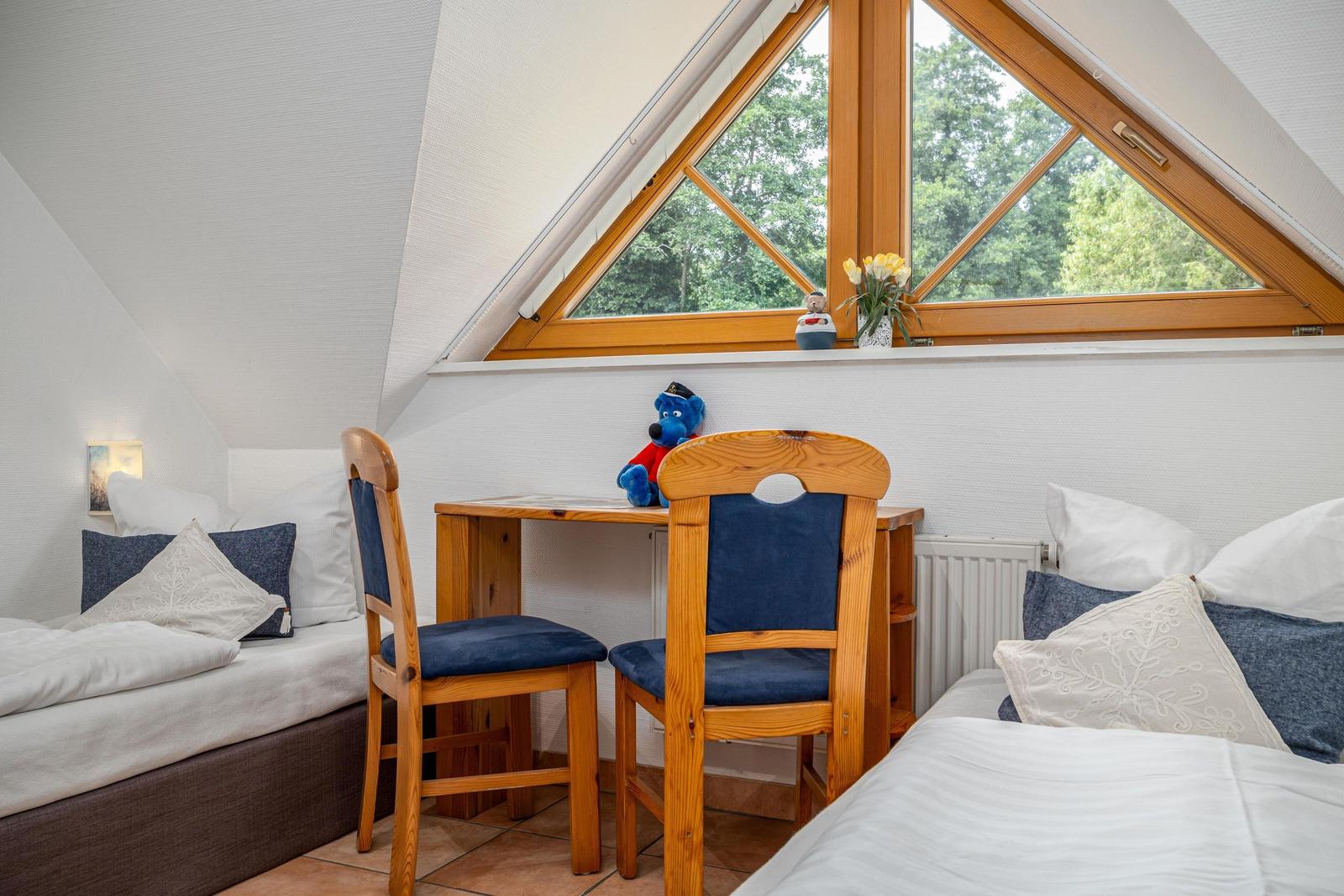 Schlafzimmer mit zwei Einzelbetten