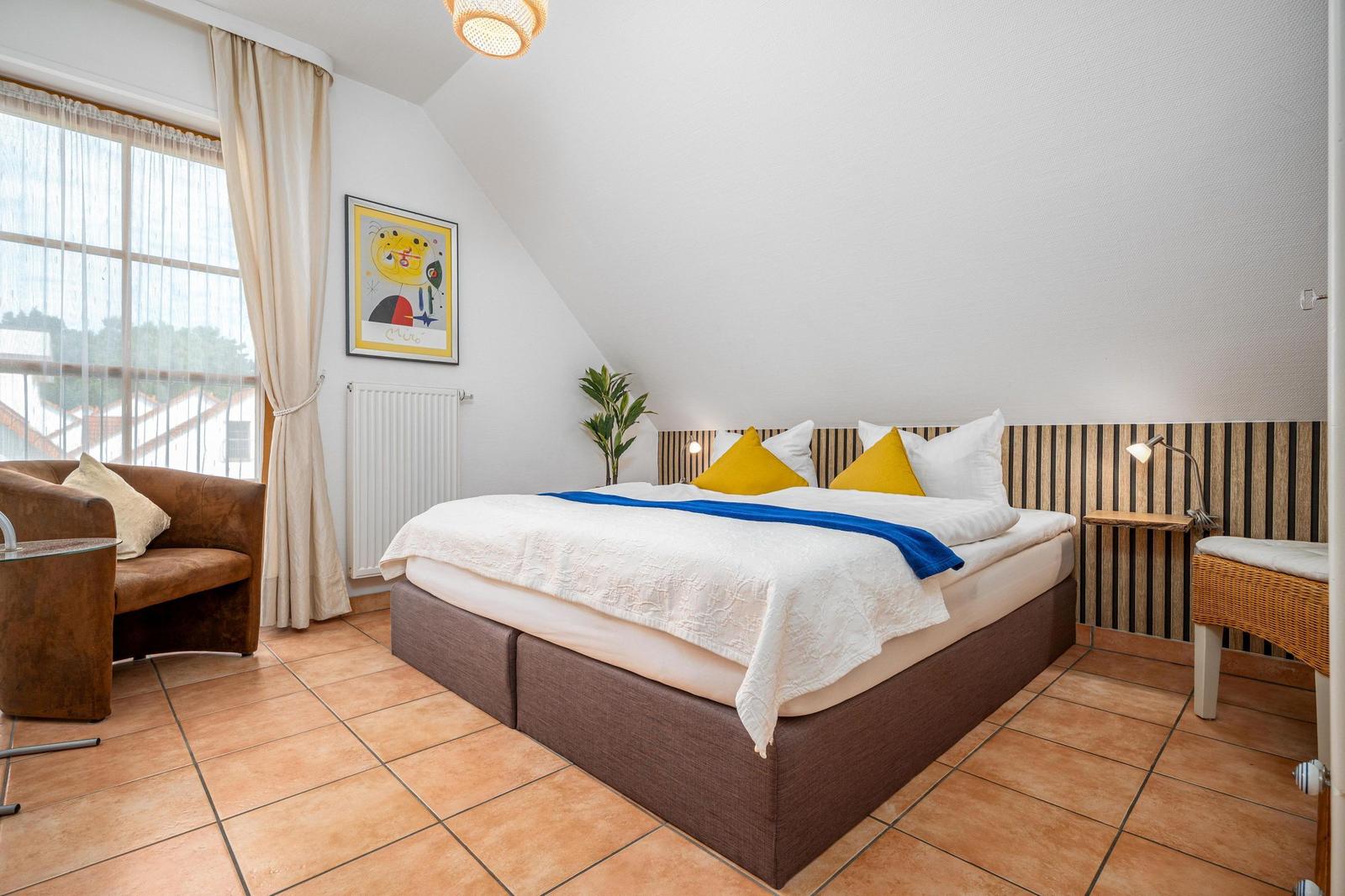 Schlafzimmer mit Doppelbett
