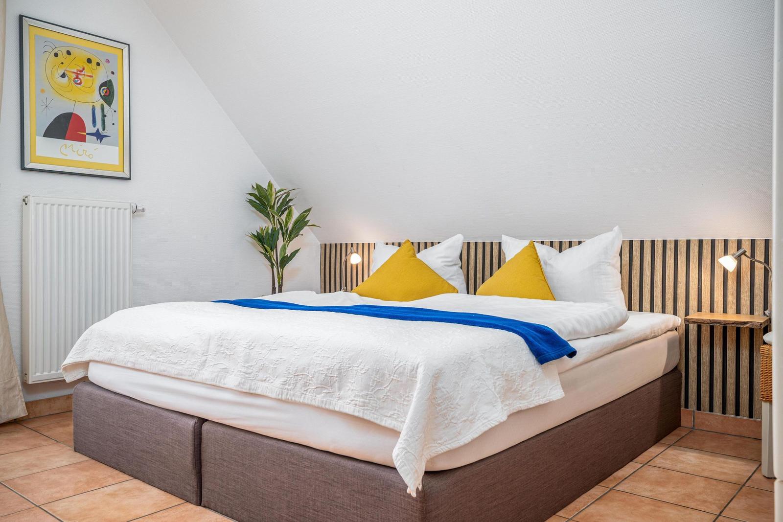 Schlafzimmer mit Doppelbett