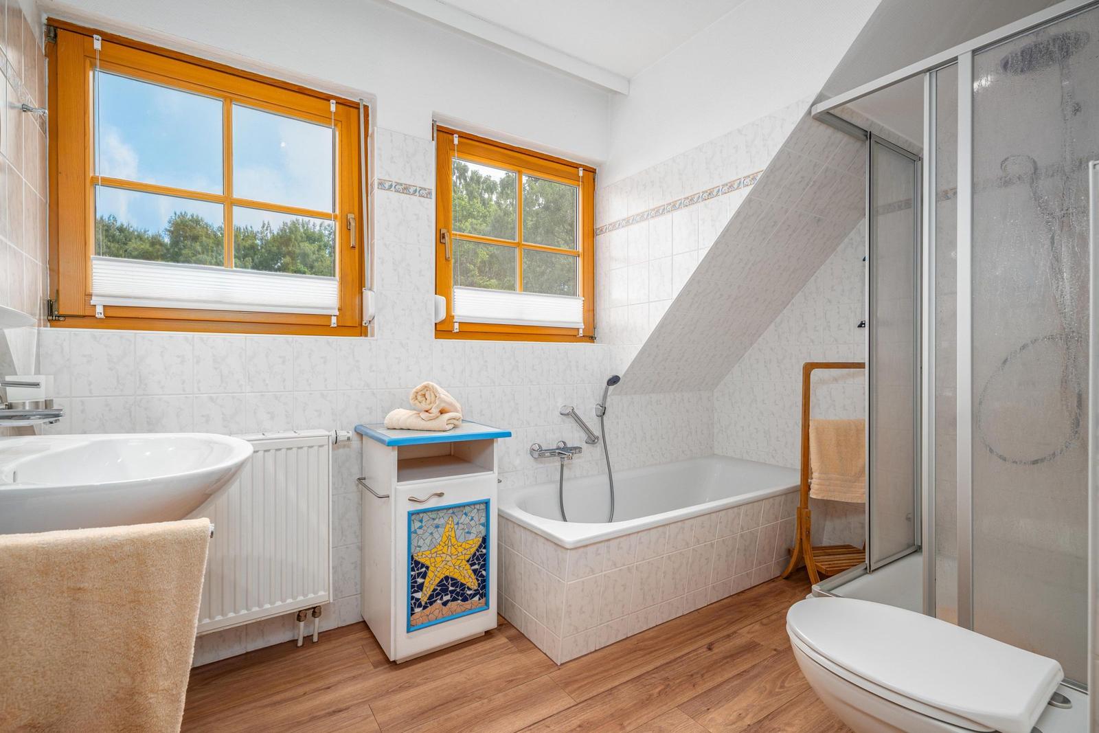 Bad mit Badewanne und Dusche im OG
