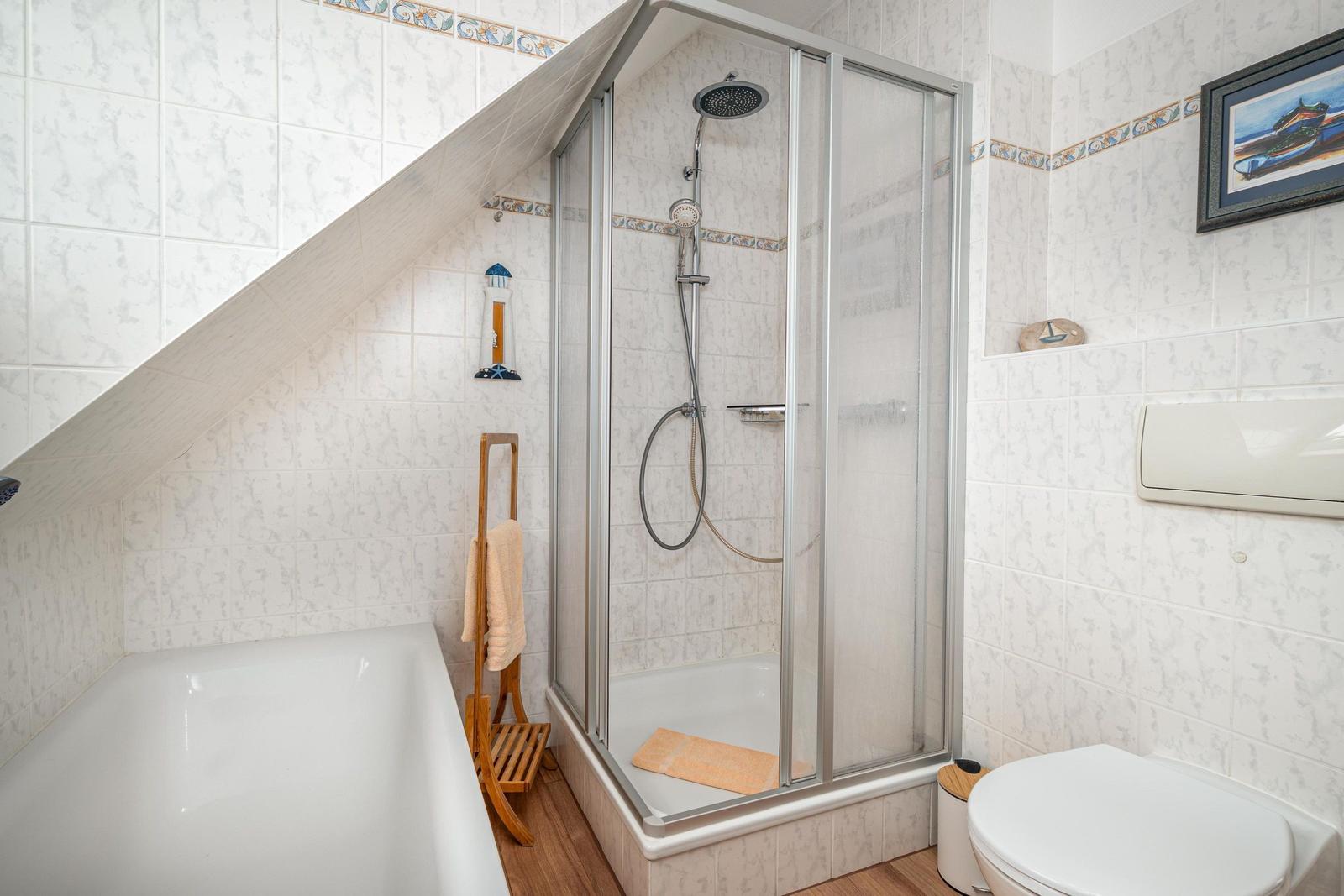 Bad mit Badewanne und Dusche im OG