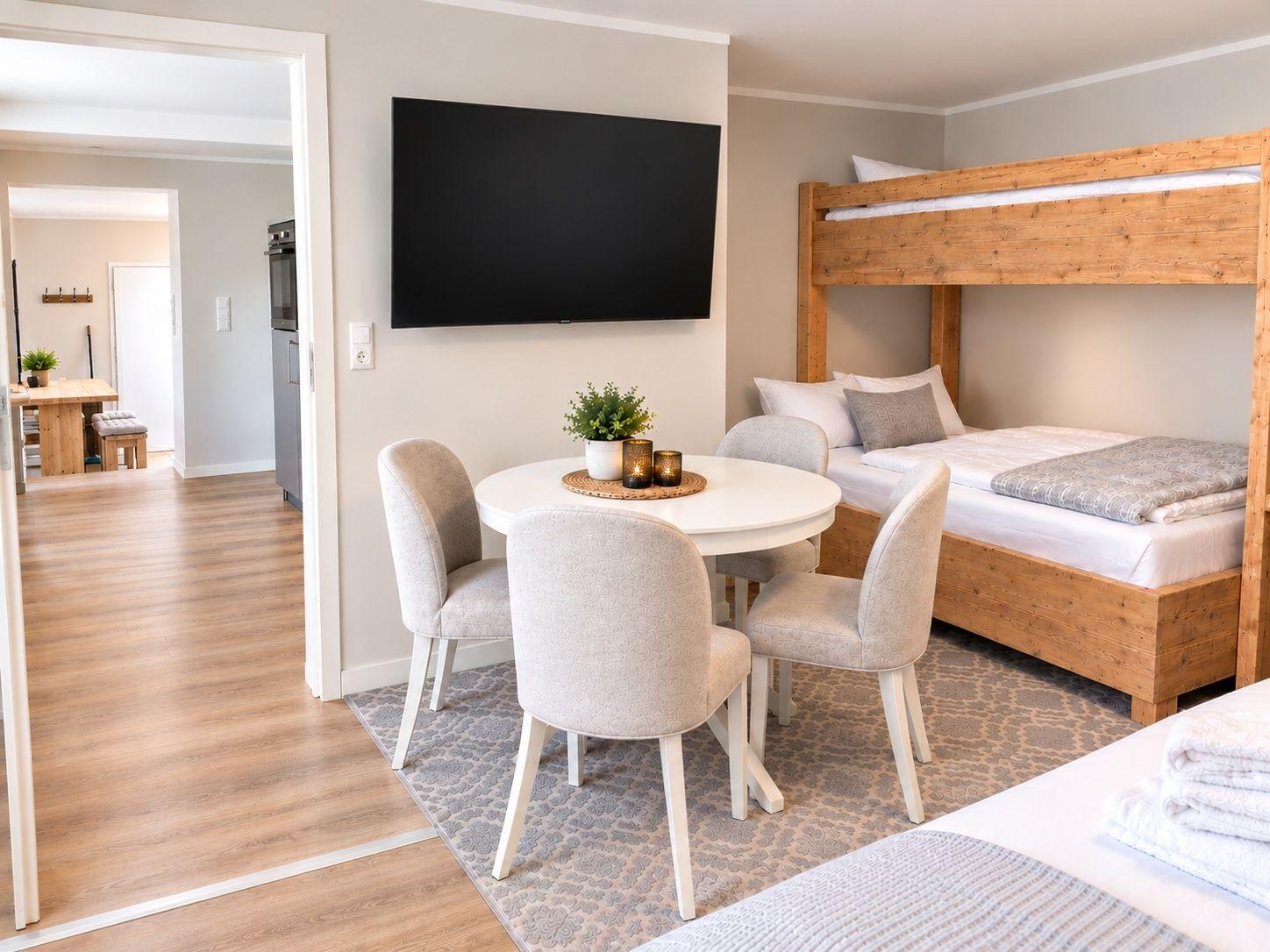 Schlafzimmer mit Spielbereich