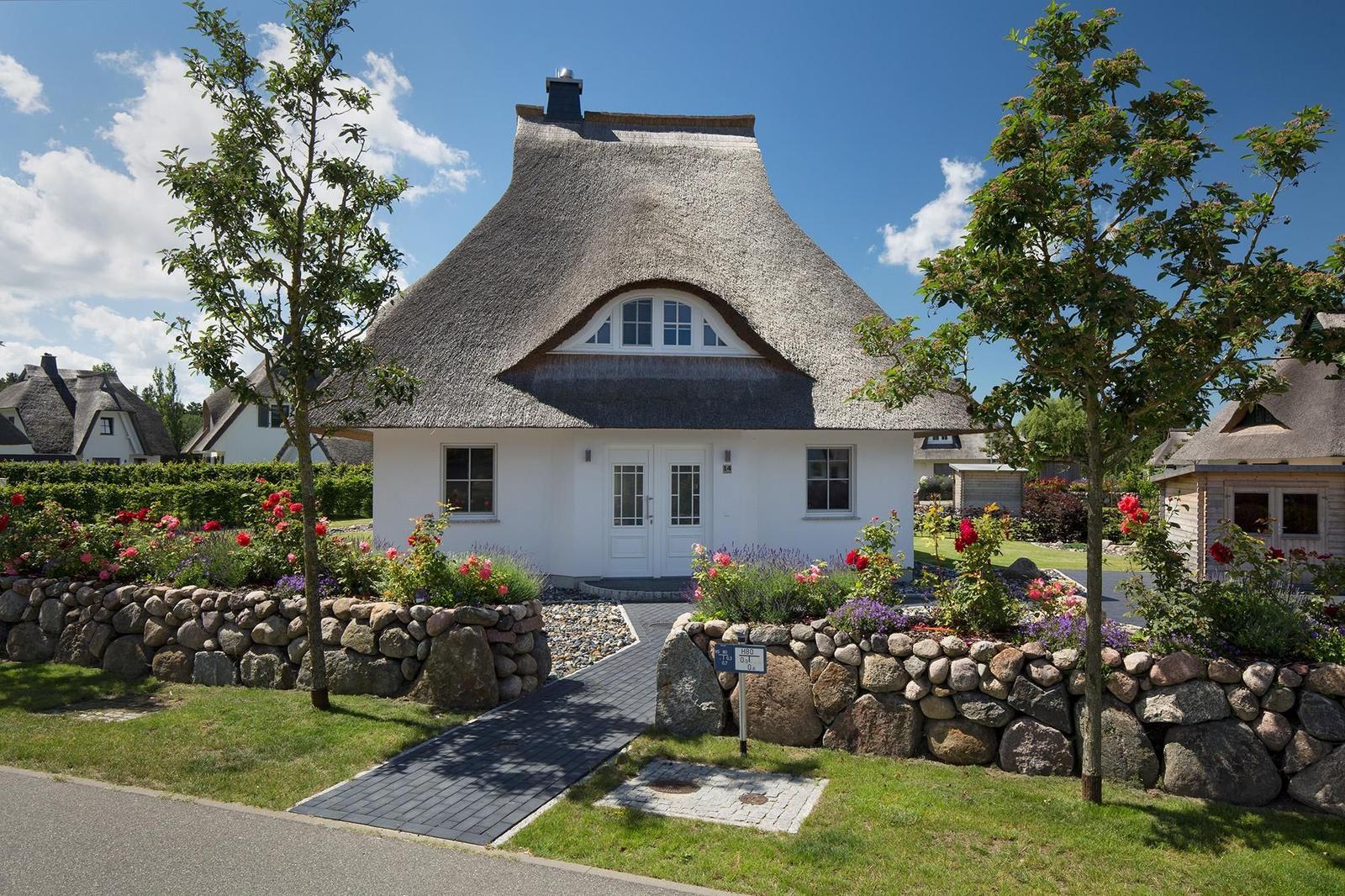Hausflur mit Holztreppe, Vase mit Blumen, Korb und Schuhen