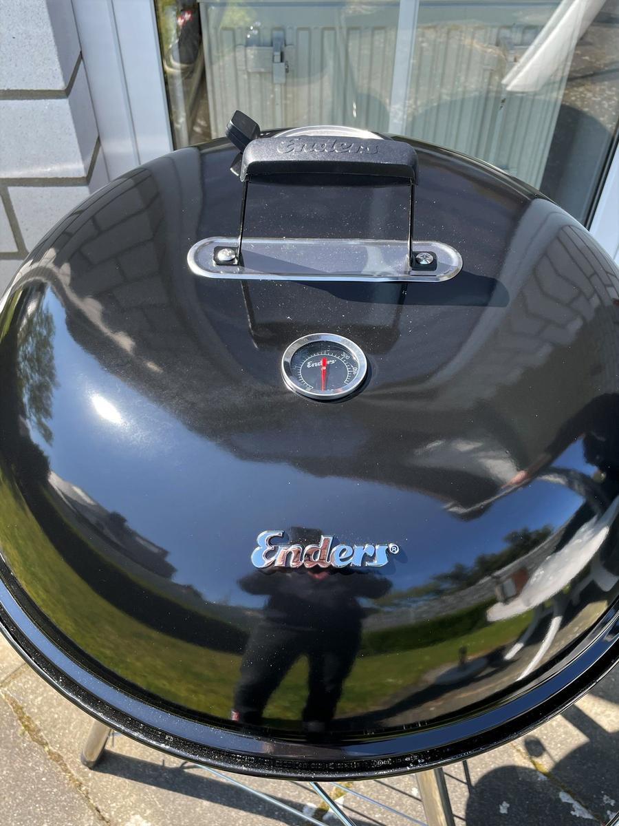 Schwarzer Rostgrill mit Thermometer und Griff