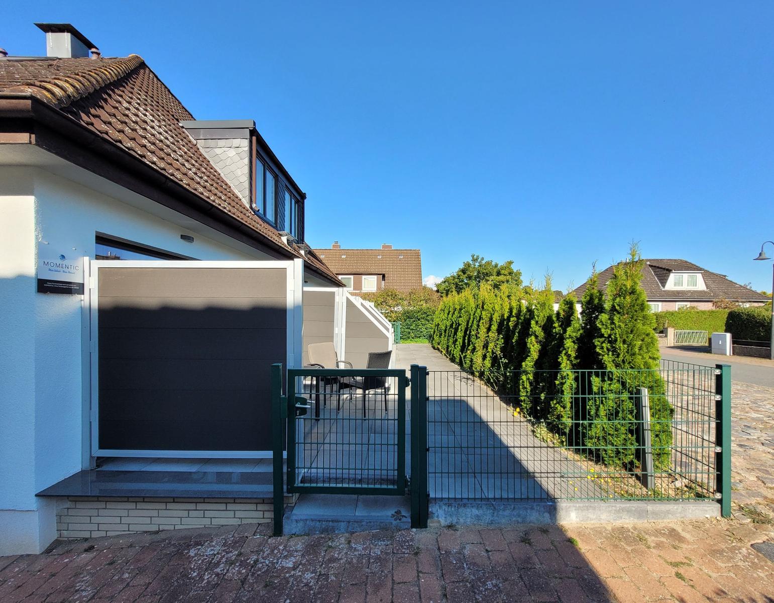 Privater Terrassenbereich mit Sichtschutz