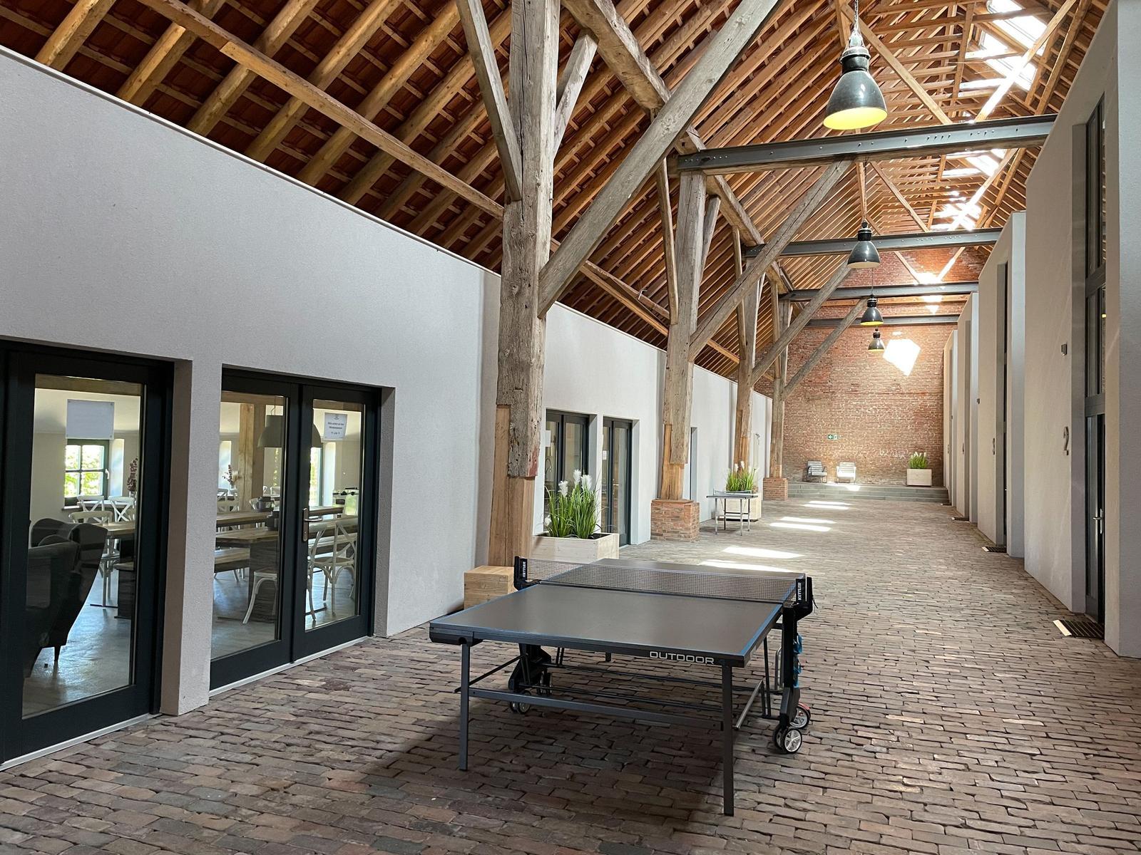 Obergeschossgrundriss mit Flur, Schlafzimmer und Kinderzimmer mit Einrichtung.