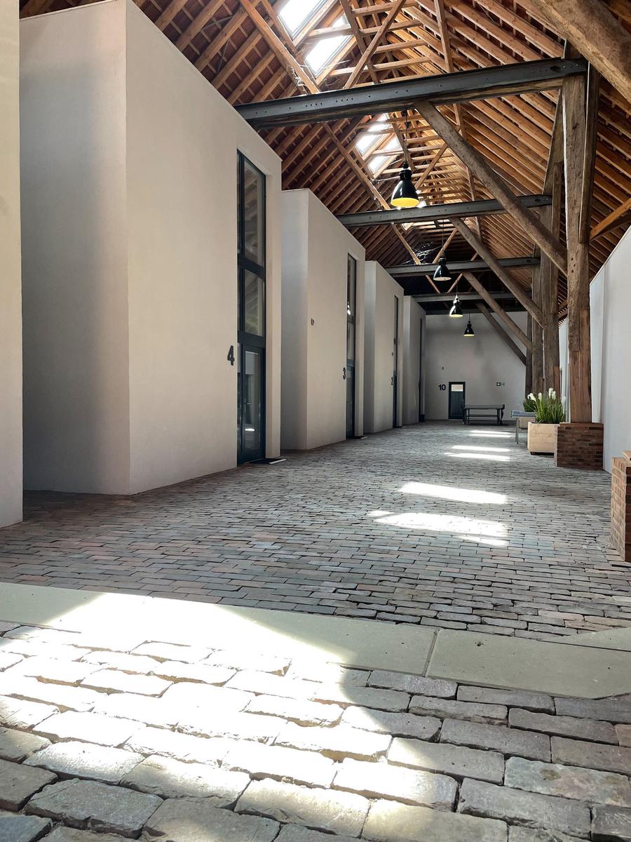 Erdgeschossgrundriss mit Wohnbereich, Küche, Bad und Terrasse.