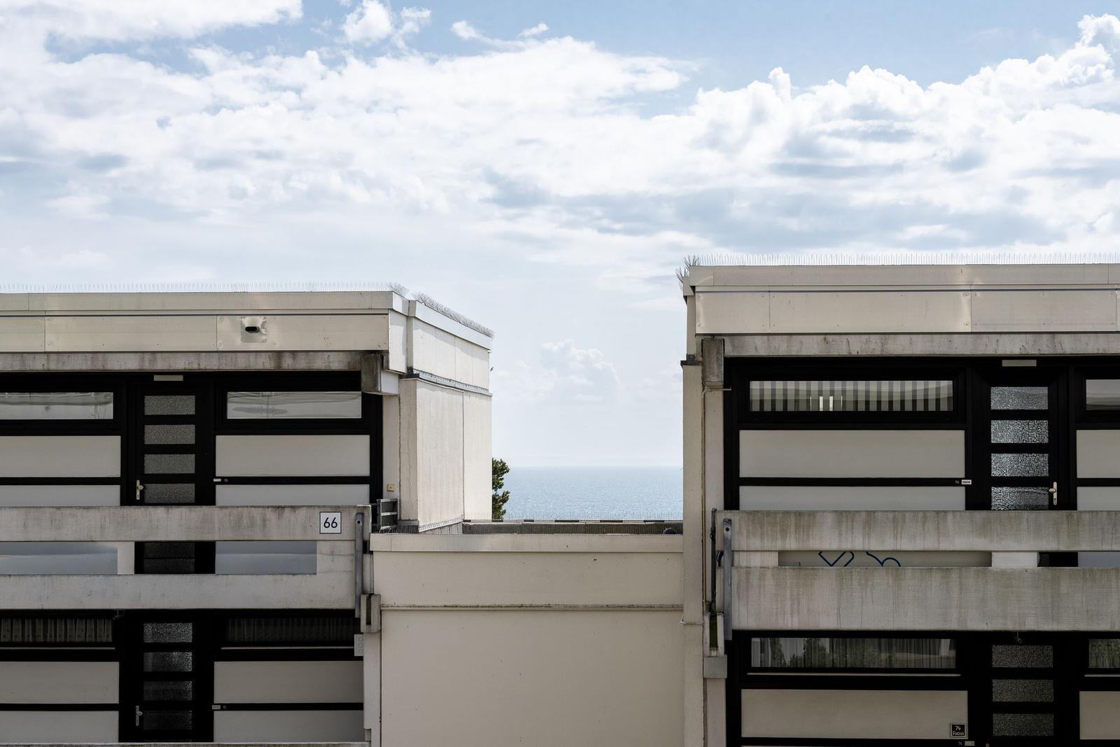 Wohnung mit Wohnzimmer, Schlafzimmer, offener Küche, Bad und Balkon.