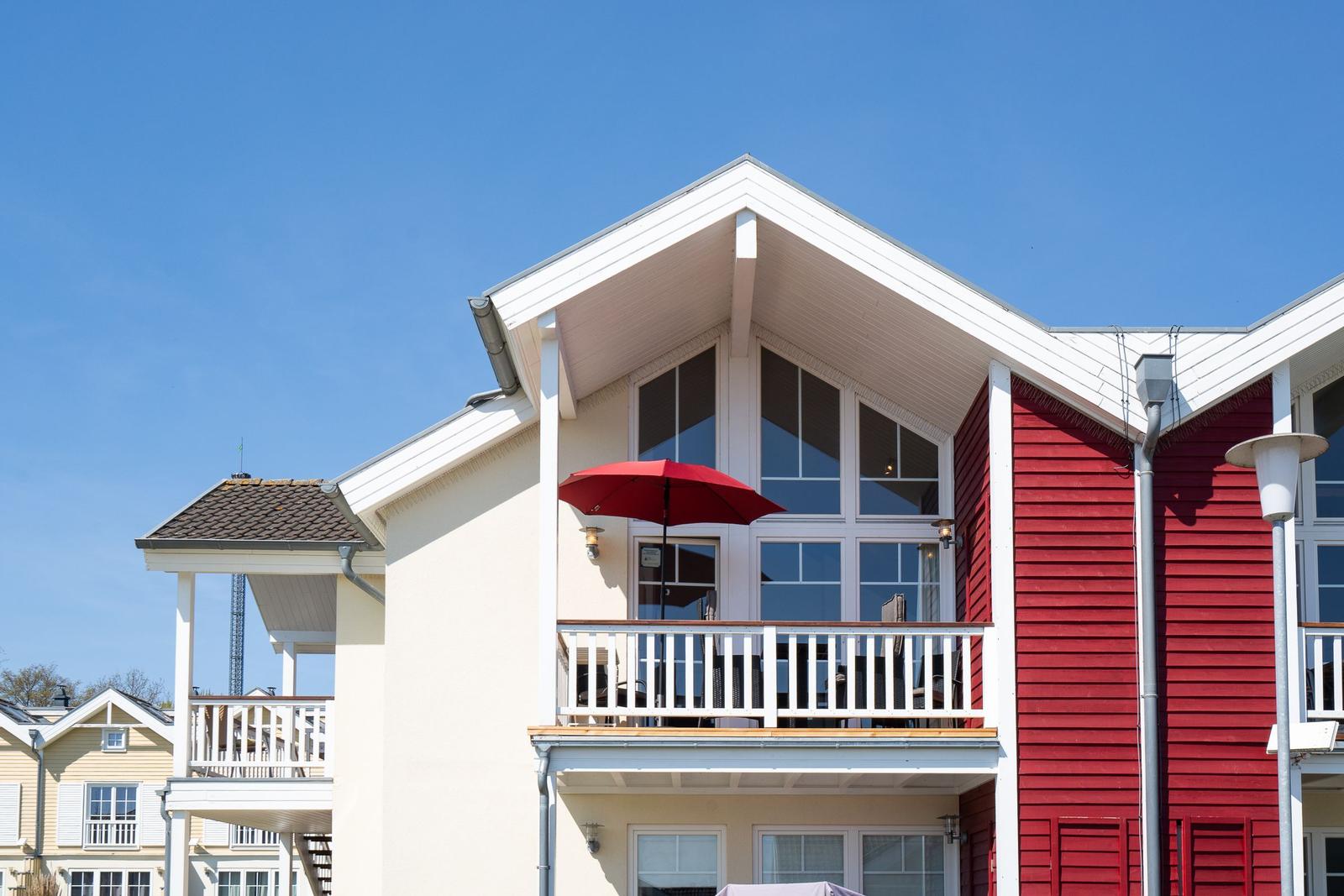 Haus mit Solaranlage und Blick aufs Meer