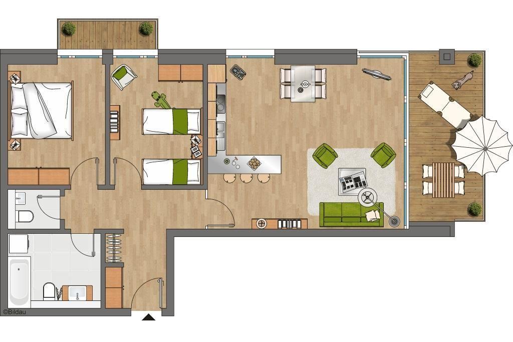 Wohnung mit drei Schlafzimmern, Küche, Wohnzimmer und Balkon mit Sonnenschirm.