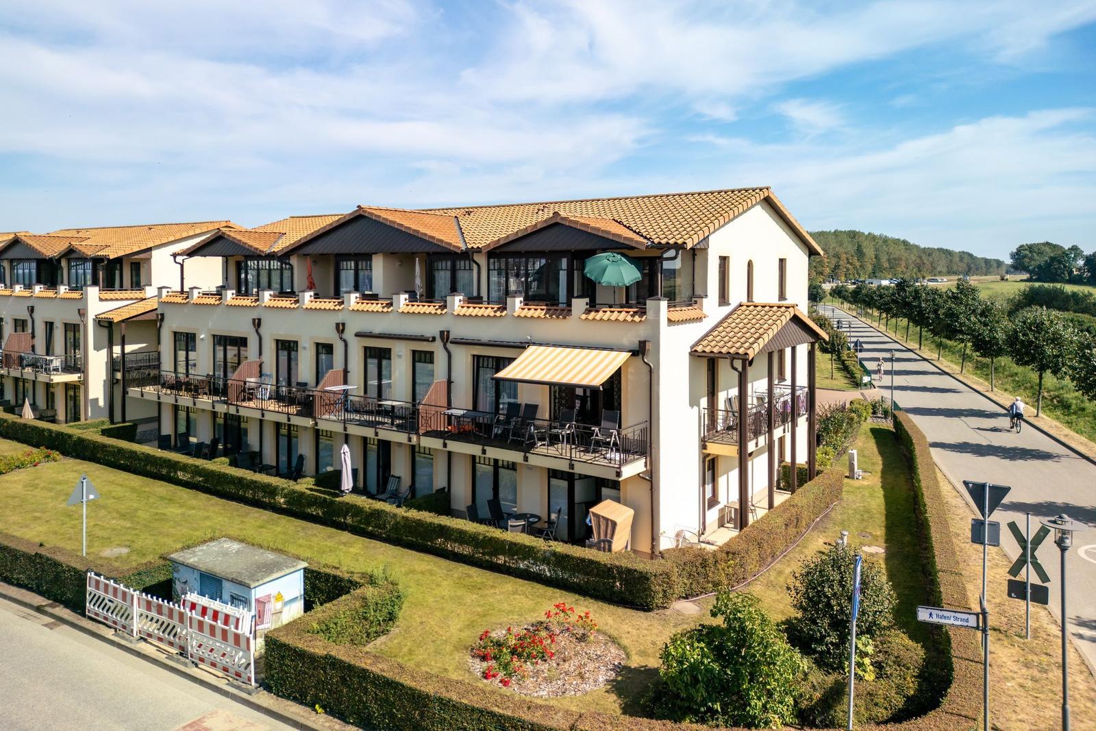 Zwei Schlafzimmer, Wohnzimmer, Küche, Bad und Balkon mit Flur.