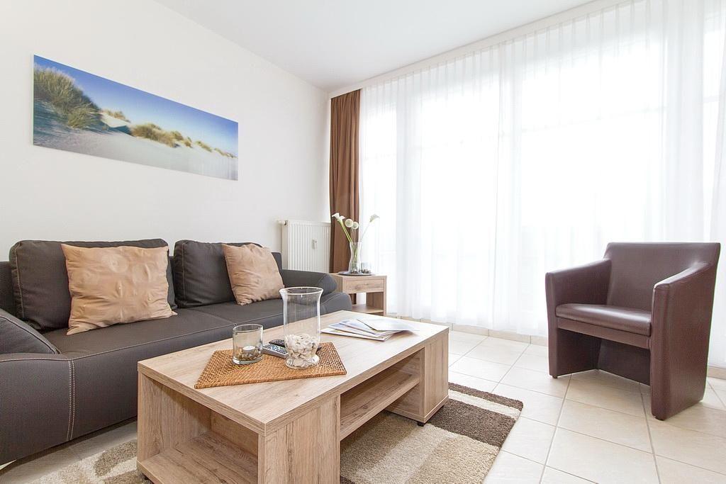 Wohnung mit Küche, Bad, Schlafzimmer und Wohnzimmer. Diele und Meerblick.