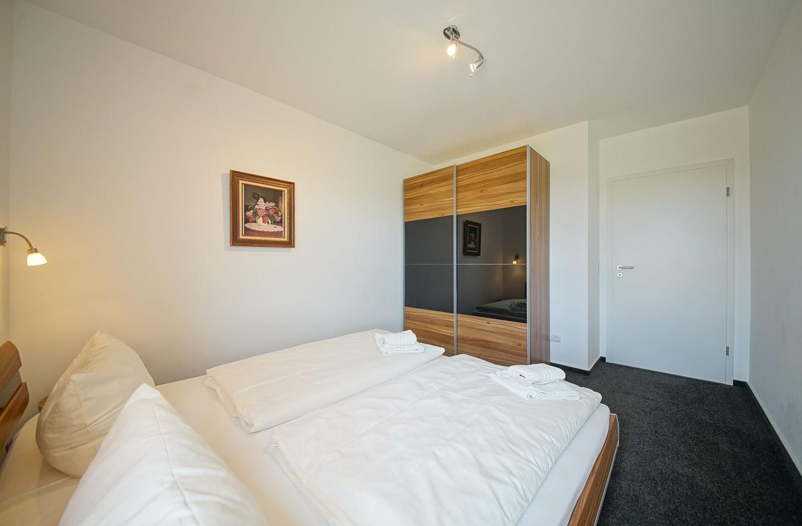 Schlafbereich mit Doppelbett im sinf51-3-s, NordseeResort Friesland 51-3-S in Schillig