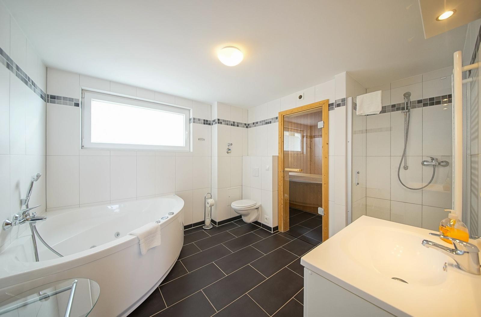 Badezimmer mit Whirlbadwanne im sinf51-3-s, NordseeResort Friesland 51-3-S in Schillig