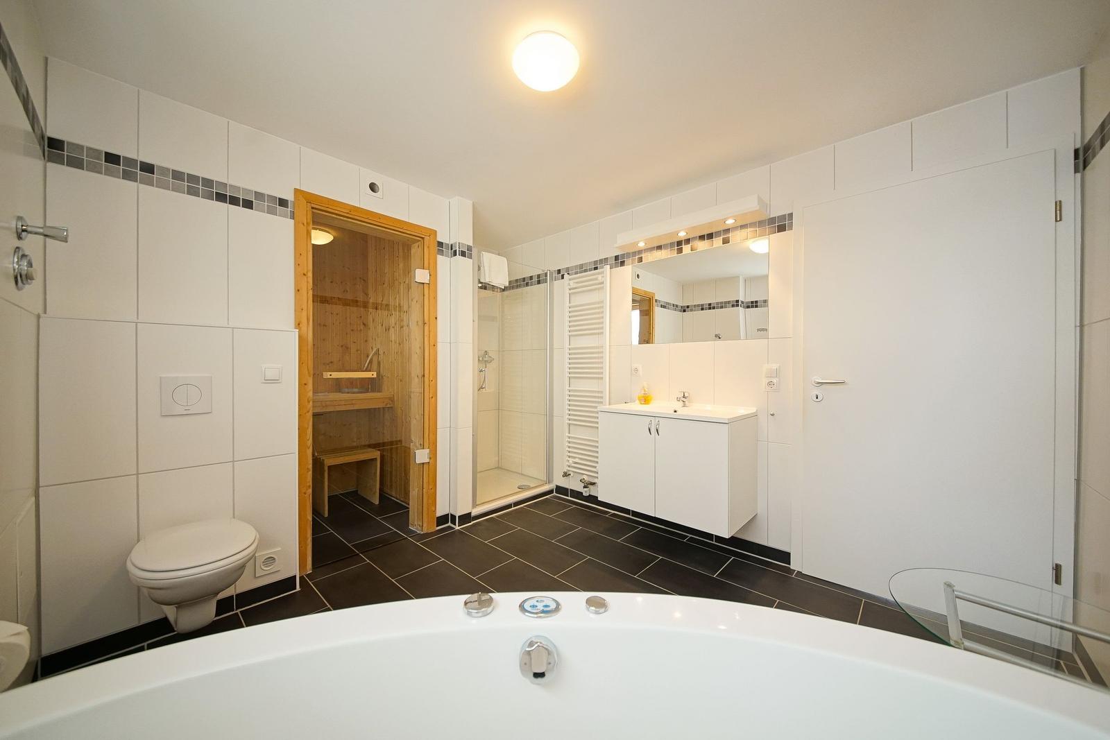 Badezimmer mit Sauna im sinf51-3-s, NordseeResort Friesland 51-3-S in Schillig