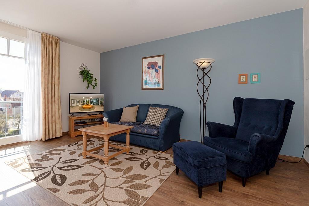 Zweizimmer-Wohnung mit Bad, Wohnzimmer und Küchenbereich.