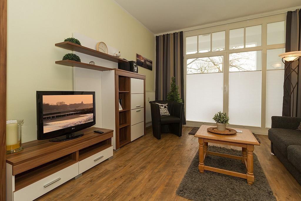 Dieses Apartment hat Schlafzimmer, Bad, Wohnzimmer, Terrasse und eine kleine Küche.