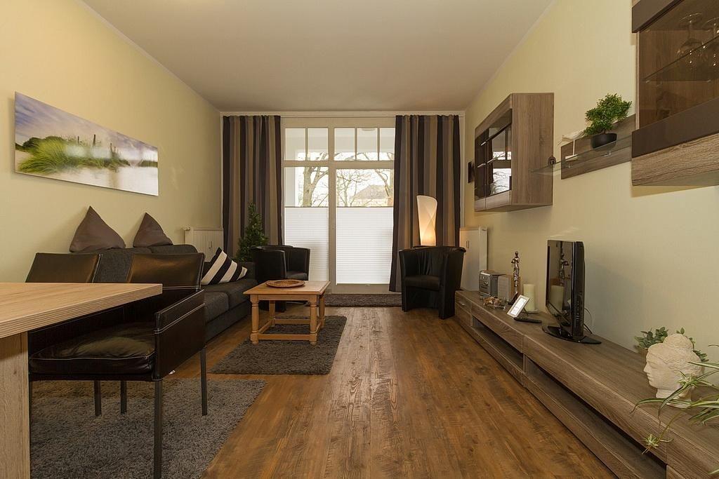 Apartment with bedroom, bathroom, living room, pantry kitchen, and terrace.