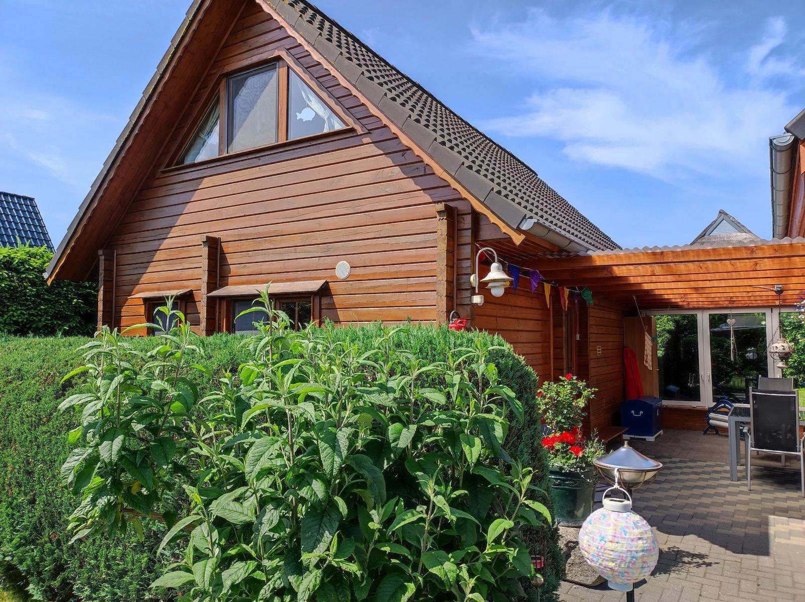 Zwei Etagen mit Schlafbereichen, Wohn- und Essbereich, Küche, Bad und Balkon/Terrasse.
