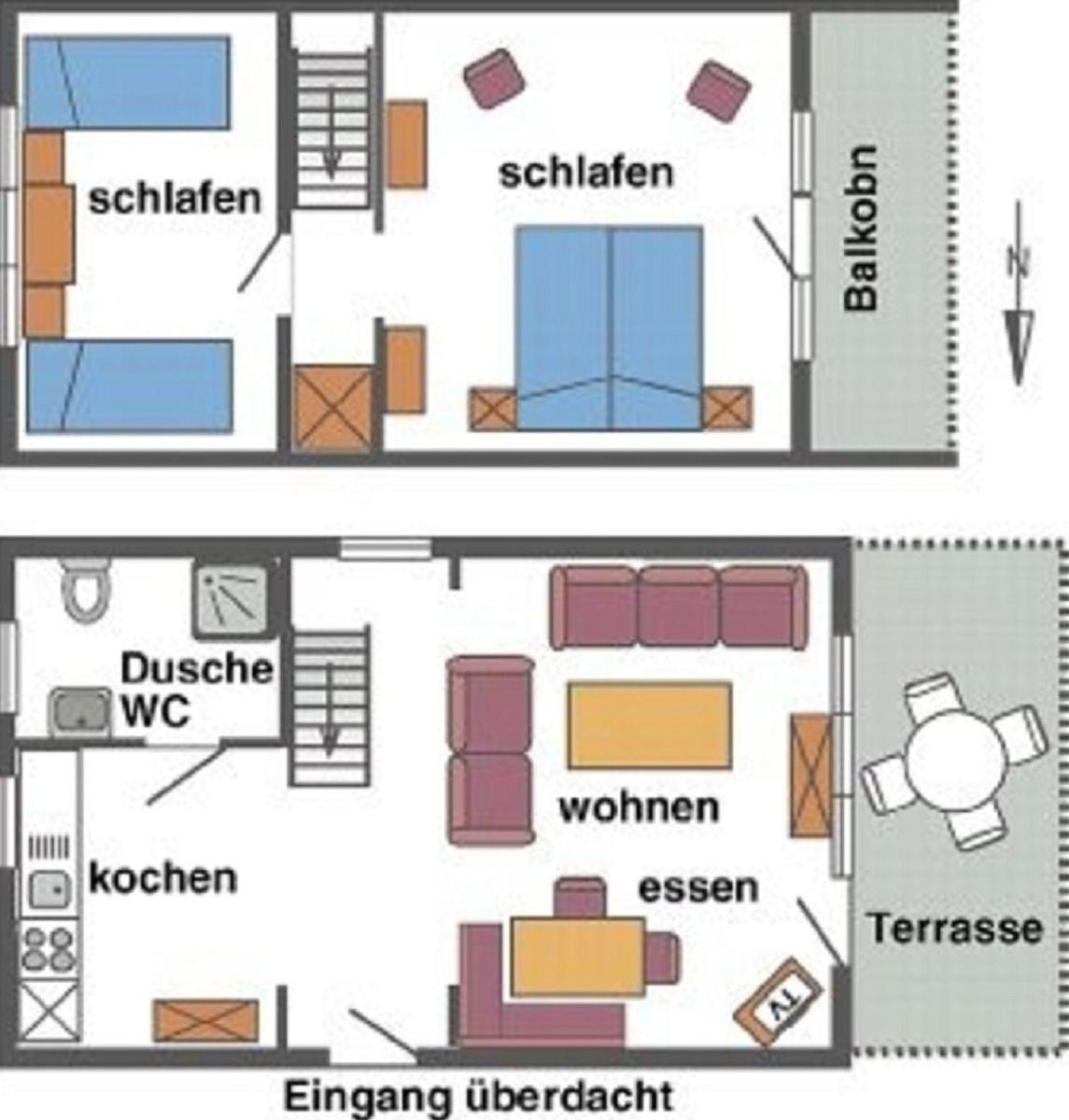Badezimmer mit Dusche, Toilette und Fenster. Duschwand zeigt Strandlandschaft.