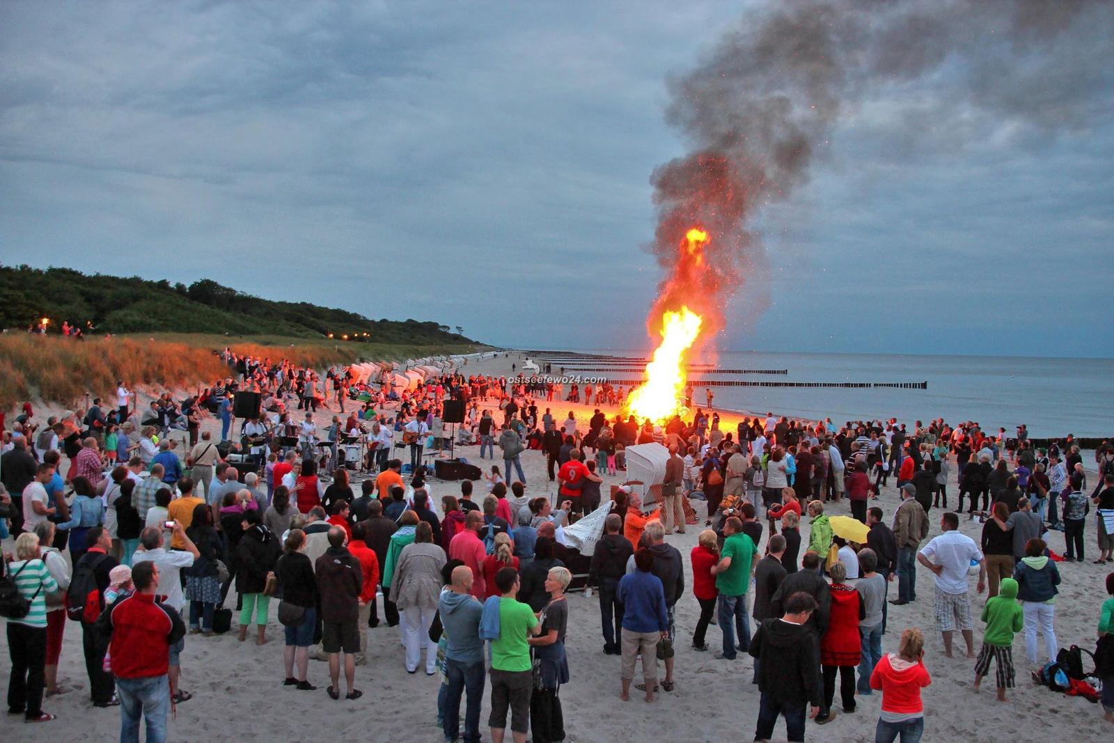 Strand bei Sonnenuntergang mit Pier und Wellen