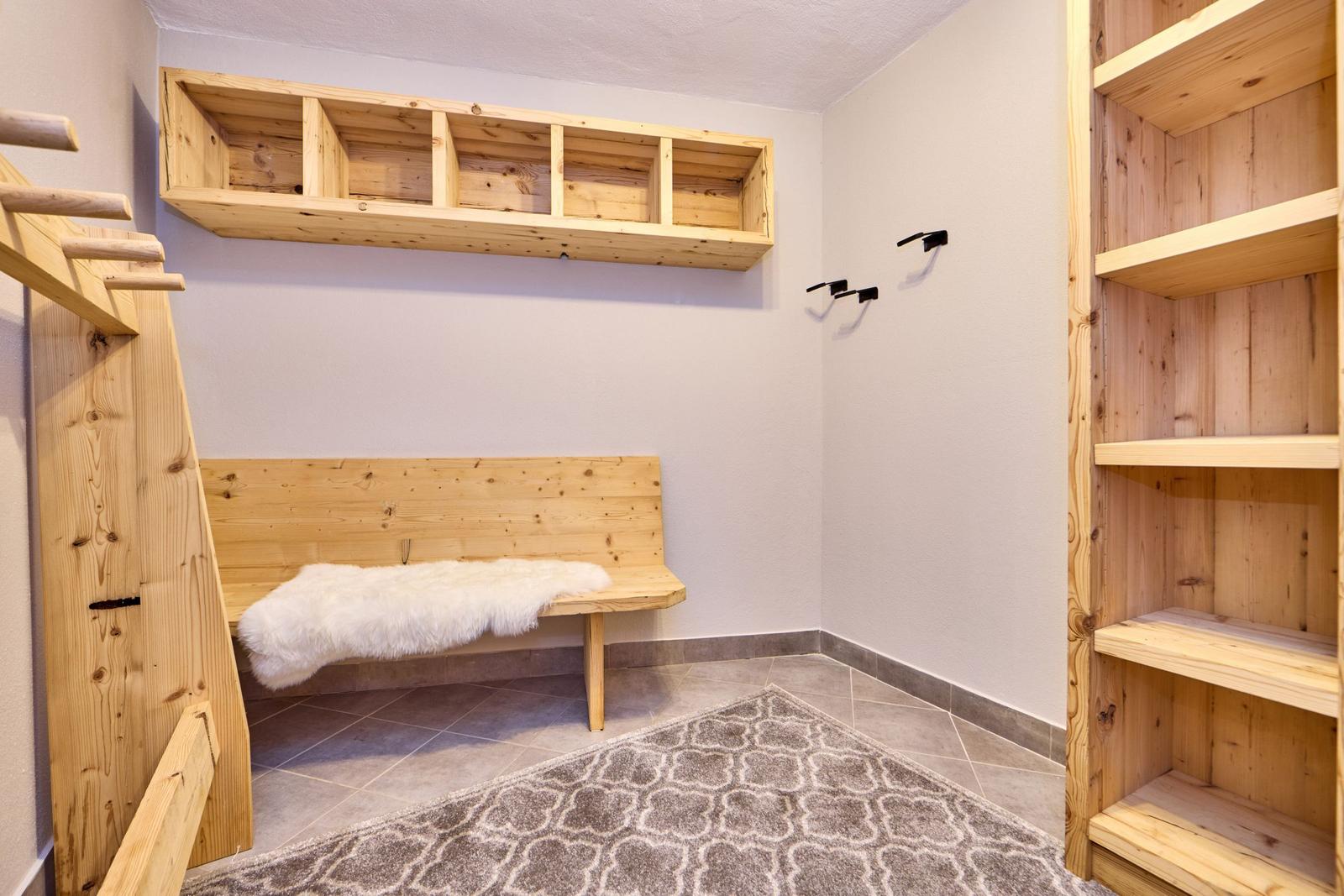 Ein zweistöckiges Haus mit Balkonen und Garten. Holz und Stein sind sichtbar.