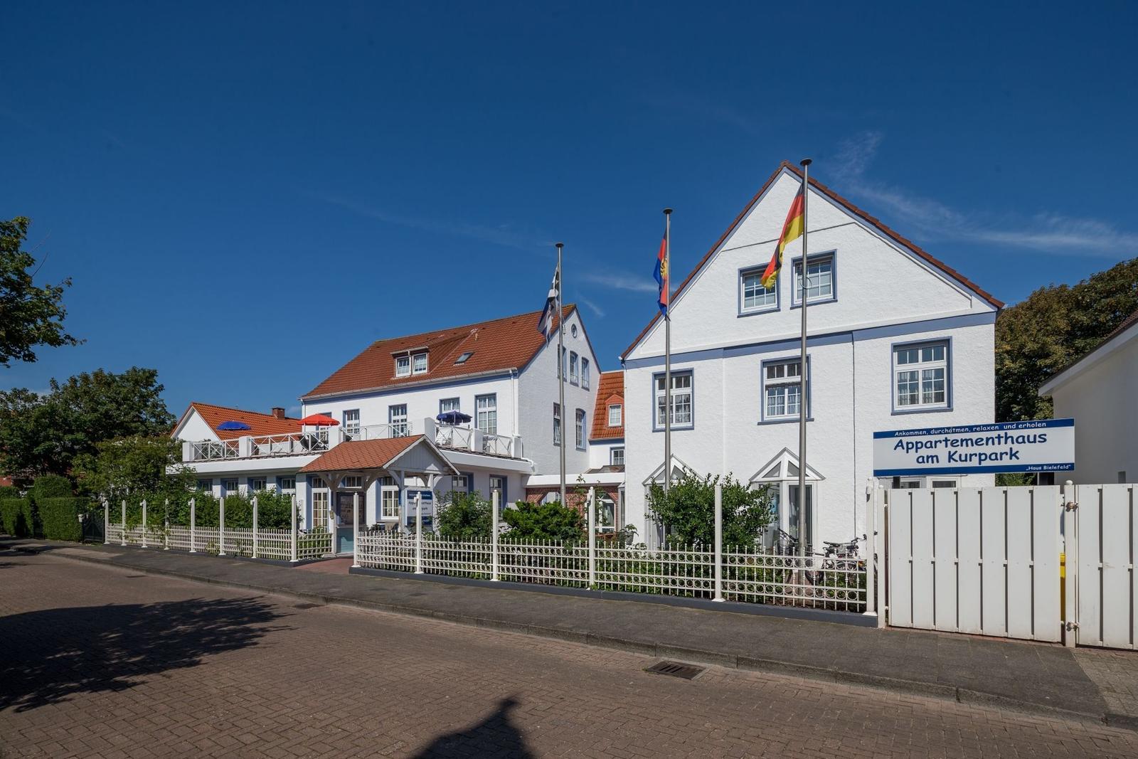 Wohnung mit Wohn- und Schlafzimmer, Flur und Bad. Raumgrößen sind angegeben.