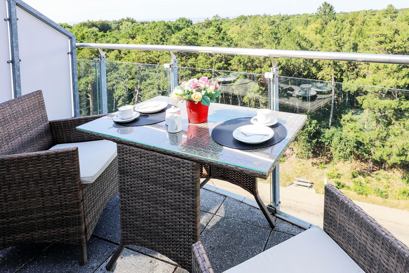 The apartment has a bedroom, kitchen, bathroom, and living area with dining space.
