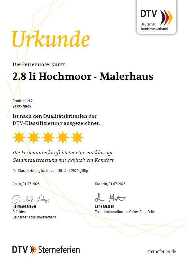 Küche und Essbereich mit Holztisch, Stühlen und hängenden Lampen.